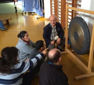 Programa CAO usufruíram de uma sessão de demostração do instrumento de som GONGO TAM TAM Programa CAO usufruíram de uma sessão de demostração do instrumento de som GONGO TAM TAM